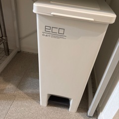 電子レンジ、ポット、テーブル、ゴミ箱の画像