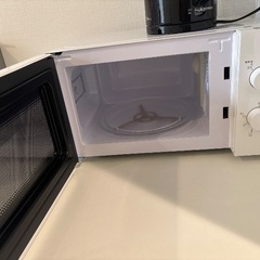 電子レンジ、ポット、テーブル、ゴミ箱の画像