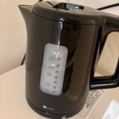 電子レンジ、ポット、テーブル、ゴミ箱の画像