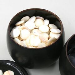 D 碁石 蛤白石 174個 那智黒石 178個 厚さ3～5.5mm位 碁笥付き 産地不明 札幌市 清田区 平岡の画像