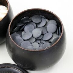 D 碁石 蛤白石 174個 那智黒石 178個 厚さ3～5.5mm位 碁笥付き 産地不明 札幌市 清田区 平岡の画像