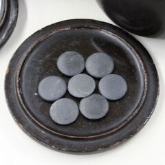 D 碁石 蛤白石 174個 那智黒石 178個 厚さ3～5.5mm位 碁笥付き 産地不明 札幌市 清田区 平岡の画像