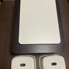 テーブルと椅子の画像