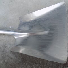 ※お引き取り先決定済み※アルミ角スコップ　全長980mm　先端サイズ305ｍｍｘ255mm　【アルミ部分に少々ぐらつきあり】【非対面取引です】の画像