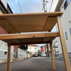 木材を使った手作りデスクの画像