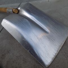 ※お引き取り先決定済み※アルミ角スコップ　全長980mm　先端サイズ305ｍｍｘ255mm　【アルミ部分に少々ぐらつきあり】【非対面取引です】の画像