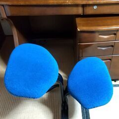 学習机　：　ラクに姿勢がよくなる椅子、棚、照明スタンド、脇キャビネット付きの画像