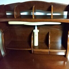 学習机　：　ラクに姿勢がよくなる椅子、棚、照明スタンド、脇キャビネット付きの画像