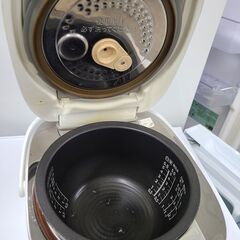 J1935【リユースのサカイ柏店】TOSHIBA　トウシバ　5.5合炊き真空圧力IH炊飯ジャー　RC-10VSL　ホワイト　2018年製　クリーニング済み　参考価格23,760円の画像