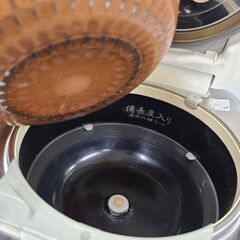 J1935【リユースのサカイ柏店】TOSHIBA　トウシバ　5.5合炊き真空圧力IH炊飯ジャー　RC-10VSL　ホワイト　2018年製　クリーニング済み　参考価格23,760円の画像