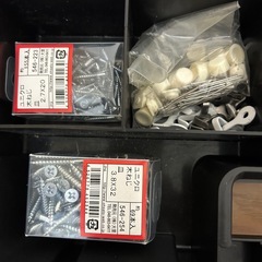 ネジや金具など工具箱2つ付きの画像