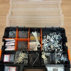 ネジや金具など工具箱2つ付きの画像