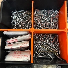 ネジや金具など工具箱2つ付きの画像