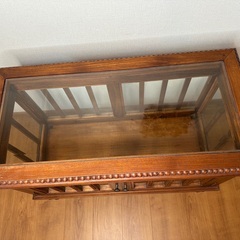 ヨーロッパ ヴィンテージ ガラス キャビネットの画像