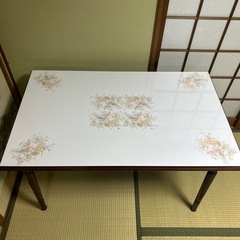 花柄デザイン　ダイニングテーブルの画像