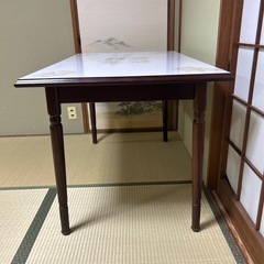 花柄デザイン　ダイニングテーブルの画像