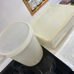 タッパーウエア丸H27㎝直径26㎝、四角のタッパー29x37x10くらい2個の画像