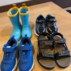 16㎝の長靴と、17㎝の靴2足、夏用サンダルのまとめ売りです。の画像