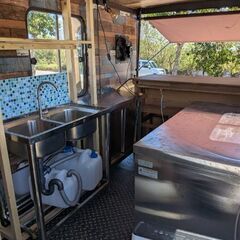 レトロ風キッチンカー　クイックデリバリーの画像