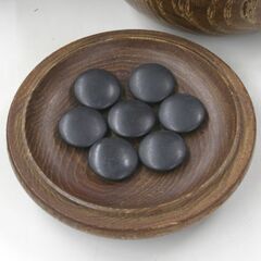 碁石 蛤白石 103個 那智黒石 163個 厚さ6～7㎜位 栗碁笥付き 産地不明 札幌市 清田区 平岡の画像