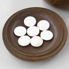 碁石 蛤白石 103個 那智黒石 163個 厚さ6～7㎜位 栗碁笥付き 産地不明 札幌市 清田区 平岡の画像