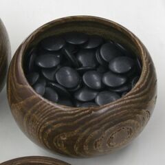 碁石 蛤白石 103個 那智黒石 163個 厚さ6～7㎜位 栗碁笥付き 産地不明 札幌市 清田区 平岡の画像