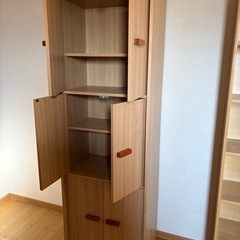 扉付き本棚（収納棚）の画像