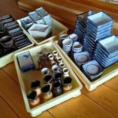 刺身皿・四角皿・ミニうな重容器などいろいろな食器中古品です。引取り専用の画像