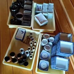 刺身皿・四角皿・ミニうな重容器などいろいろな食器中古品です。引取り専用の画像