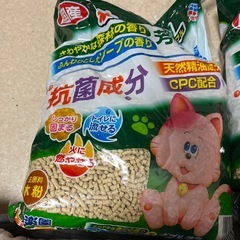 猫砂アース森の香ダブル７Ｌ2袋➕残りオマケ譲ります！の画像