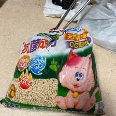 猫砂アース森の香ダブル７Ｌ2袋➕残りオマケ譲ります！の画像