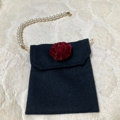 ハンドメイド 黒ミニバッグ　バラ付き　パール取り外し可能ミニバッグ:手作りの画像