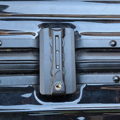 大型スーツケース（ジャンク）＆クリスマスツリーの画像