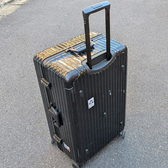 大型スーツケース（ジャンク）＆クリスマスツリーの画像