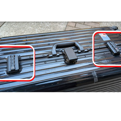 大型スーツケース（ジャンク）＆クリスマスツリーの画像