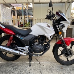 ホンダ CBF125ホワイト/レッド ネイキッドバイク　超かっこい　女子向け！の画像