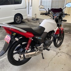 ホンダ CBF125ホワイト/レッド ネイキッドバイク　超かっこい　女子向け！の画像