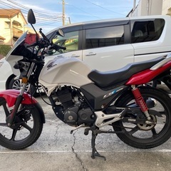 ホンダ CBF125ホワイト/レッド ネイキッドバイク　超かっこい　女子向け！の画像