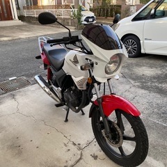 ホンダ CBF125ホワイト/レッド ネイキッドバイク　超かっこい　女子向け！の画像