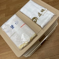 小物入れ、リクライニング座椅子（クッション付き）、折りたたみテーブル合計3点の画像