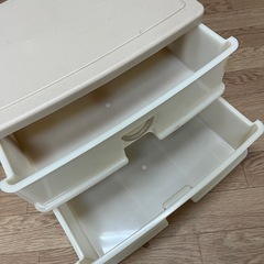 小物入れ、リクライニング座椅子（クッション付き）、折りたたみテーブル合計3点の画像