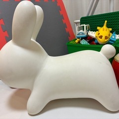 ブルーナボンボン ラビット ホワイト｜乗用ぬいぐるみ 3歳〜 バランス遊びに 室内遊具の画像