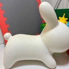 ブルーナボンボン ラビット ホワイト｜乗用ぬいぐるみ 3歳〜 バランス遊びに 室内遊具の画像