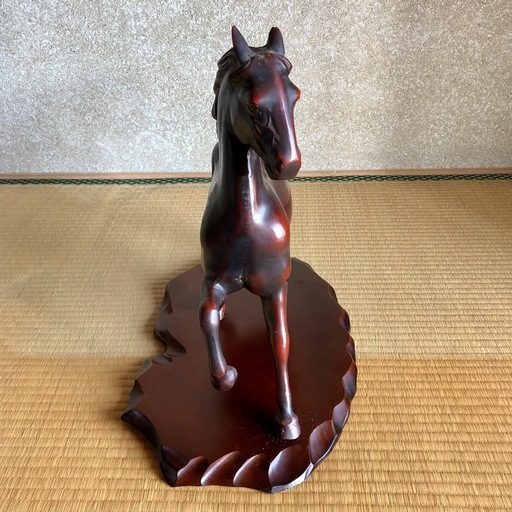 決まりました】馬置物駿馬金属製金属工芸木製台座付アンティーク午年