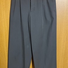 ユニクロ 黒 パンツ タックパンツの画像