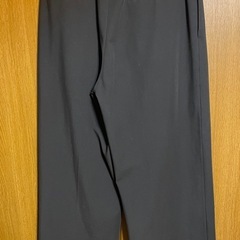 ユニクロ 黒 パンツ タックパンツの画像