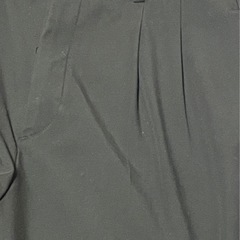 ユニクロ 黒 パンツ タックパンツの画像