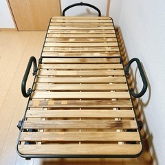 シングルベッド　折りたためる➕キャスター付きで動かしやすい！の画像