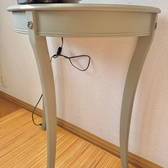 ランプと電話台の画像