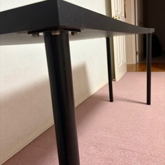 黒テーブル　足1本が折れ気味の画像